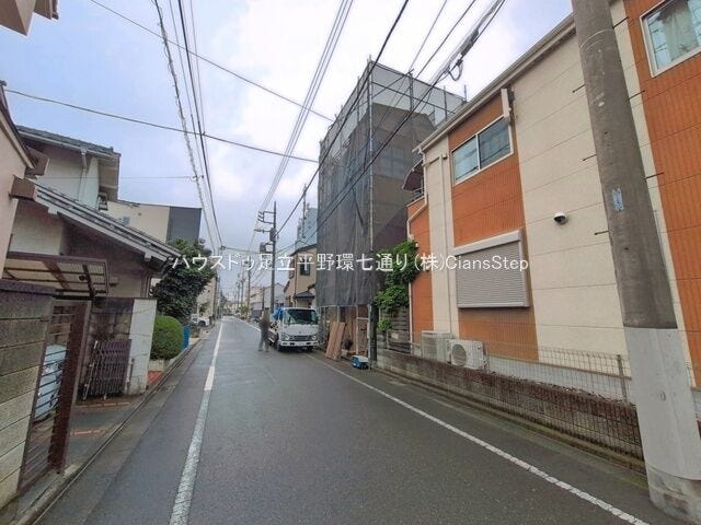 角地ならではの開放感があり、陽当たりや風通しにも期待が持てる立地です。