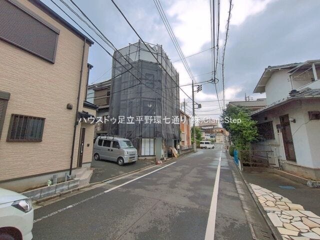 周辺は落ち着いた住宅街。生活利便と穏やかな住環境の両立が期待できます。