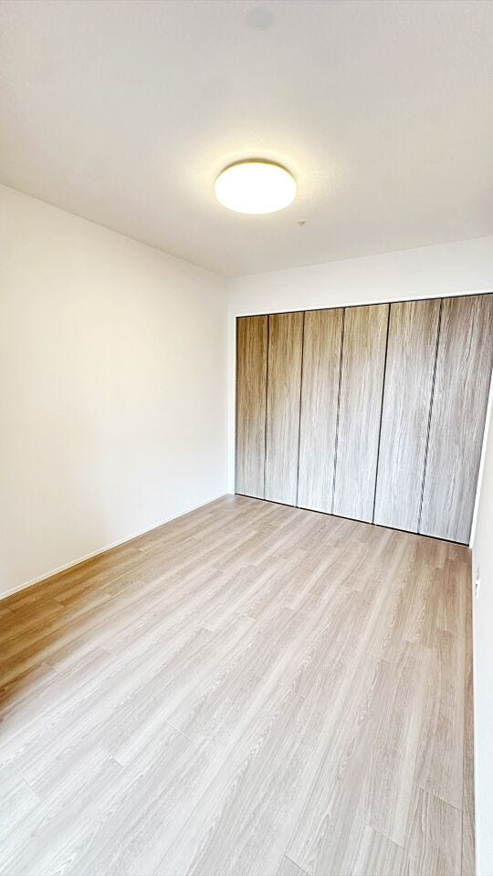 ゆとりある広さの洋室は、ソファなどの家具を自由に配置できる、くつろぎの空間となっています。