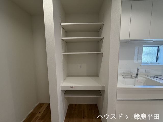 キッチン横にパントリーとフリースペースを設置。食品のストックや家電置き場などに便利です。