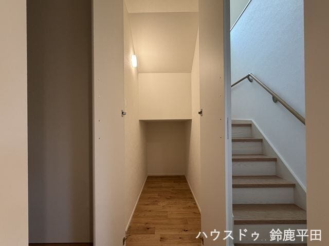 奥行きがあり、収納力豊富な階段下収納です。デッドスペースを有効活用し、居住空間を圧迫しません。