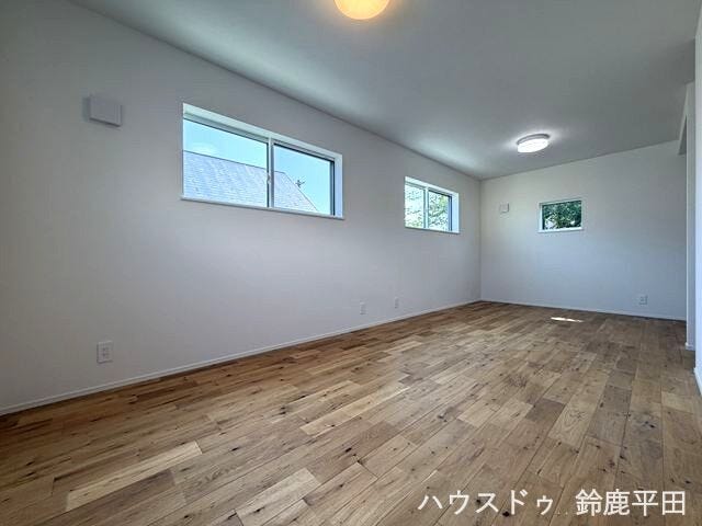 【南側約5帖洋室】間取り上では約5帖の記載になっていますが現状約11.5帖の一体化となった部屋になっています。将来的には二部屋としてのご利用もできる設計になっています。