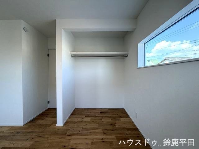 間取り上南側約5帖洋室に設置された収納スペースです。扉がないオープンなスペースで物の出し入れがスムーズにできます。