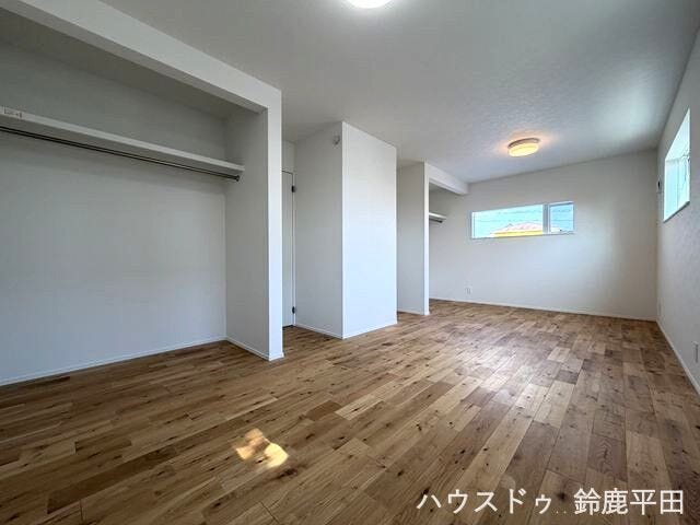 【南側約6.5帖洋室】間取り上約6.5帖の記載になっていますが現状約11.5帖の一体化となったお部屋になっています。将来的には二部屋としてのご利用もできる設計になっています。