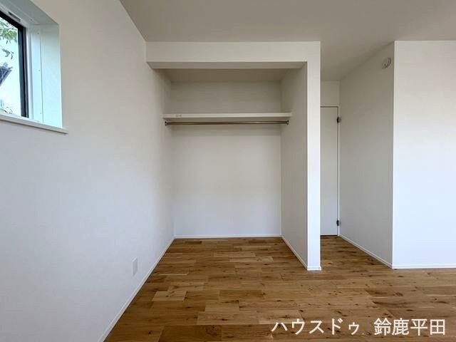 間取り上約6.5帖洋室に設置された収納スペースです。扉がないつくりにはなっていますが、カーテンなどを設置して収納を隠すこともできます。