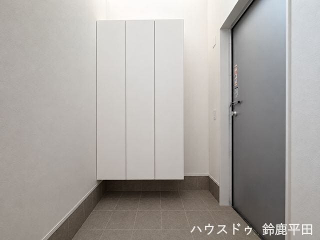 シンプルなデザインが特徴の玄関です。シューズインクローゼットを備えてあるので玄関周りをすっきり見せることができます。