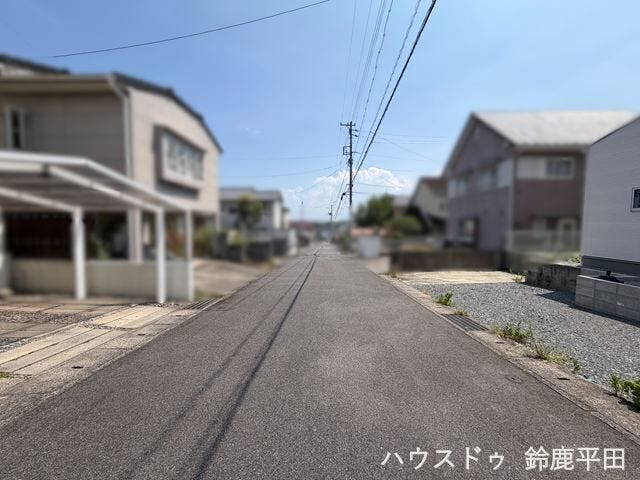 【東側前面道路】十分な道幅があり車の出し入れもしやすく、安全に走行できます。(2026年7月24日 撮影)