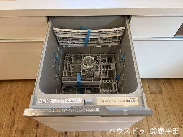 【食器洗浄乾燥機】使った食器をすぐに洗浄でき、乾燥もできるので家事の負担も減りありがたいですね。