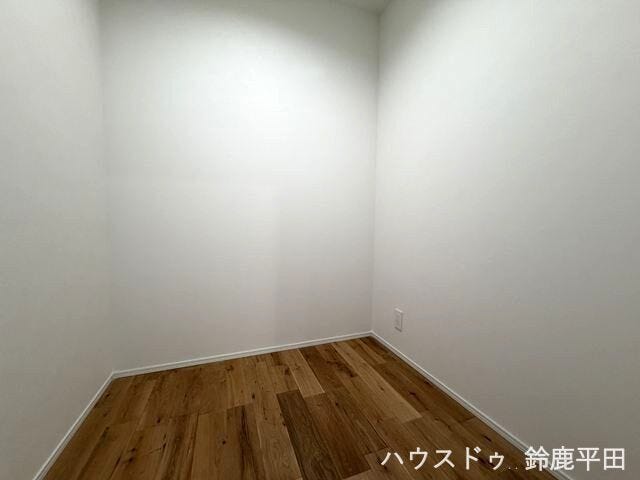 2階西側には収納力のある納戸を完備。収納スペースとしてはもちろん、ワークスペースや家事スペースなどにも利用できます。