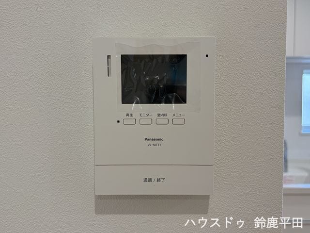 【モニター付きインターホン】モニターがついているので来客者を毎回画面で確認でき、防犯対策にもなります。