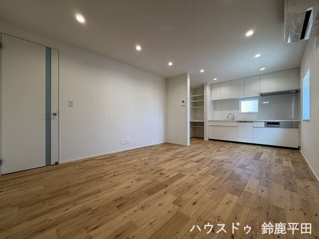 約15.7帖のゆとりあるLDKで、開放感のある空間です。シンプルな間取りで家具のレイアウトもしやすいですね。