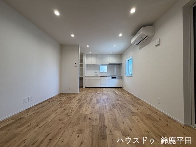 キッチンからいつでもリビングを見渡すことができ、ご家族との会話も楽しめる空間です。