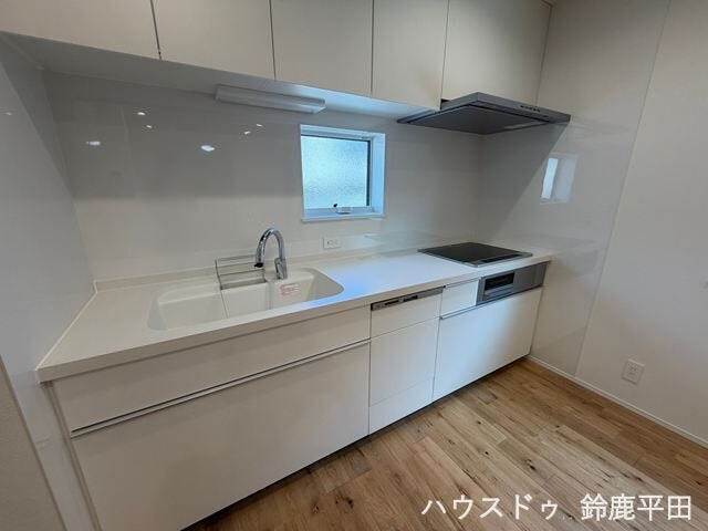 シンプルなデザインが特徴のキッチンです。大容量の収納スペースを備えているので、食器や調理器具などをすっきり整理できます。