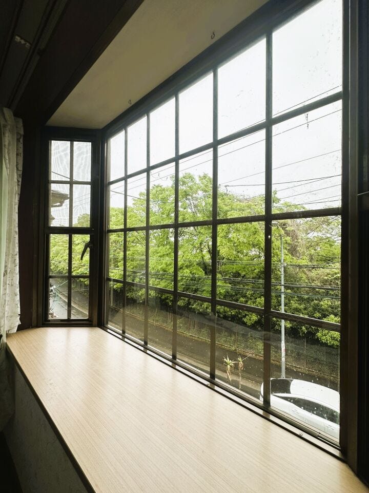 現地からの眺望(2026年4月)撮影、8帖洋室からの眺望です。『3階の高さ&前面が林』でカーテンいらずです。毎朝、太陽の光で起きれます。