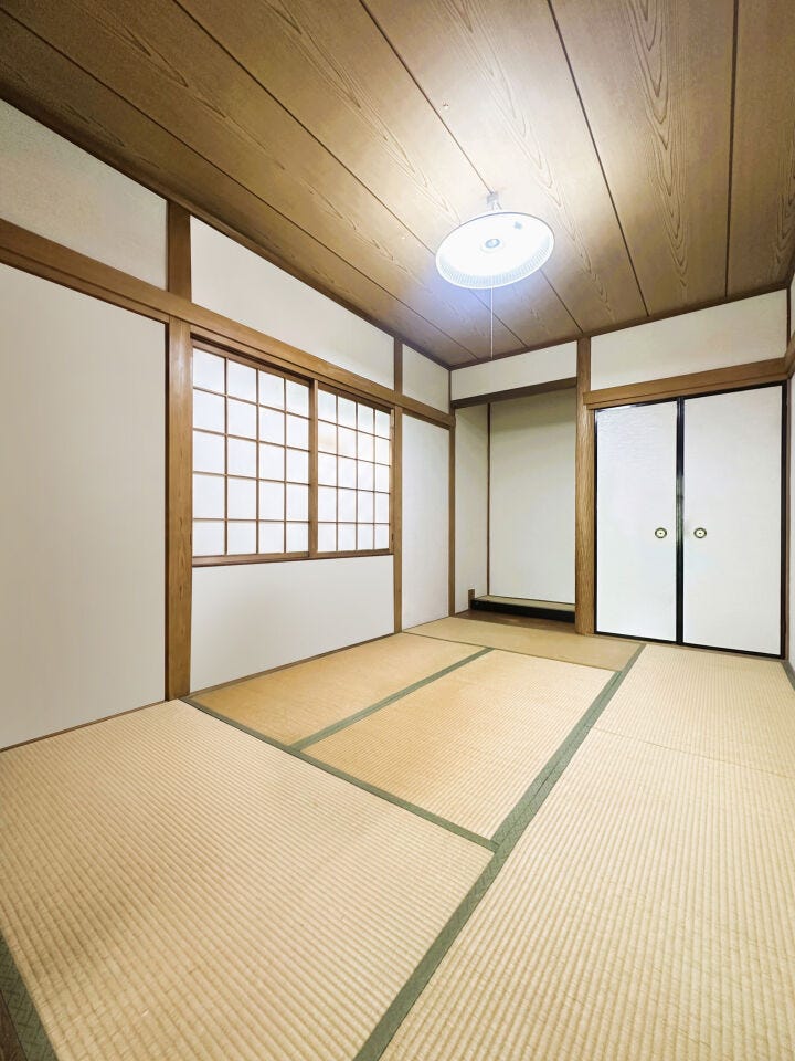 室内(2026年4月)撮影、6帖和室です。ふすまを開ければ8帖洋室と1部屋としてご利用可能です。床の間もあり、落ち着く空間です。