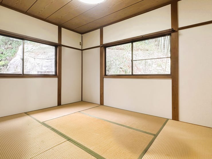 室内(2026年4月)撮影、6帖和室です。この部屋は独立しているので、お子様の部屋にもピッタリです。収納もたっぷりあり便利にお使いいただけます。