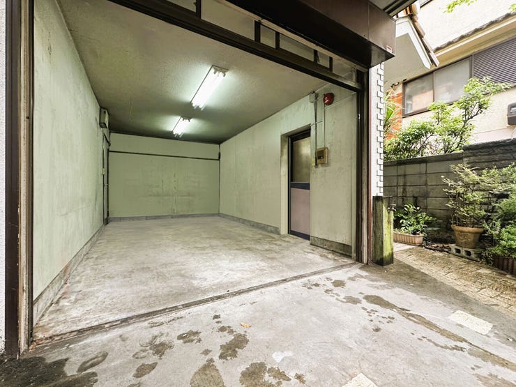 現地(2026年4月)撮影、シャッター付きガレージは奥行5.1m×幅2.8m×高さ2.3mあるのでほとんどの車種が駐車可能です(要確認)。