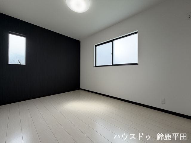 【2階北側約6帖洋室】黒のアクセントクロスが特徴の洋室です。子供部屋や書斎などさまざまな用途で活用できます。