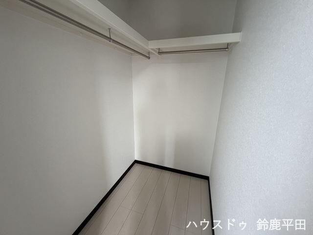 2階北側約6帖洋室内の収納スペースです。奥行きがあるので収納力がいいのが特徴です。