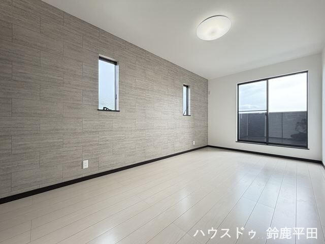 【2階東側約7.5帖洋室】ゆとりある広さで寝室やワークスペースとしても活用できます。