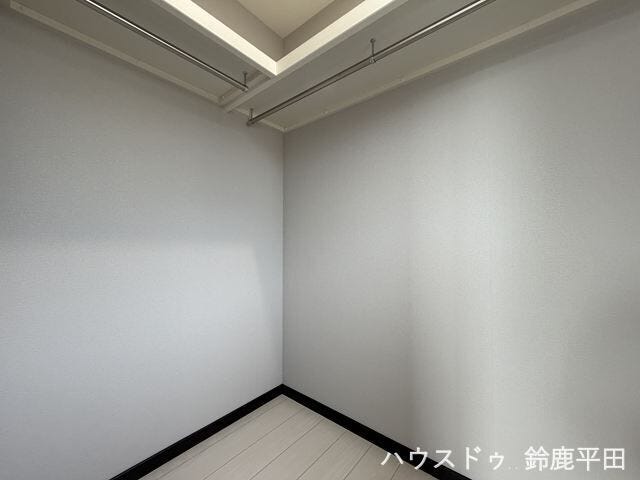 2階東側約7.5帖洋室内の収納スペースです。衣服はもちろん、バッグや収納ボックスなどさまざまなものをすっきり整理できます。
