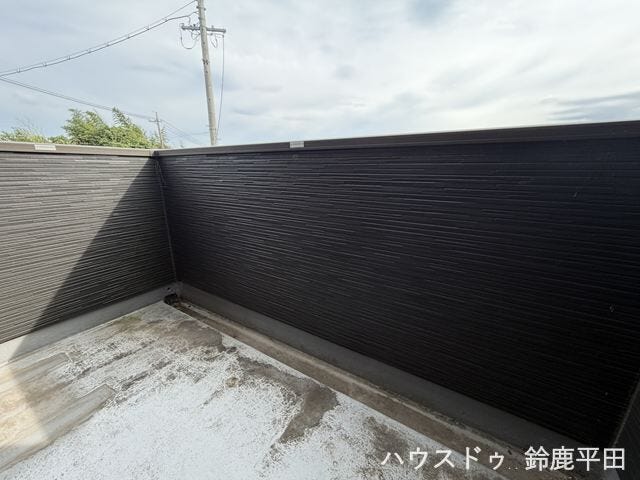 2階東側約7.5帖洋室に位置し、南向きに面したバルコニーです。壁に囲まれているのでプライバシーに配慮された設計なのがいいですね。