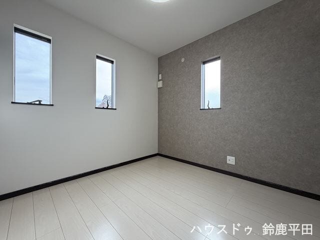 【2階南西側約4.5帖洋室】3面採光で明るく、風通しのいいお部屋です。グレーのアクセントクロスも魅力ですね。