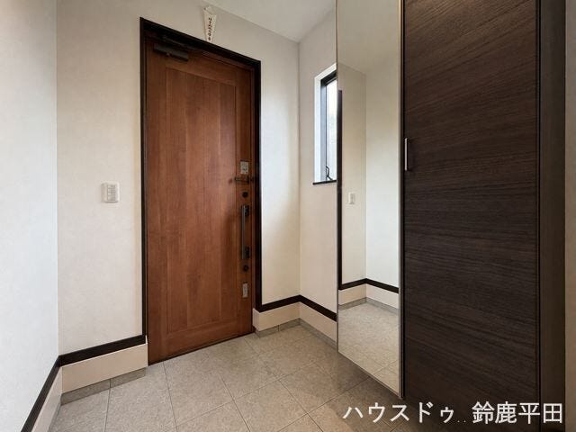 木目調のデザインが特徴の玄関です。鏡もついているのでお出かけ前に身だしなみを整えることができます。
