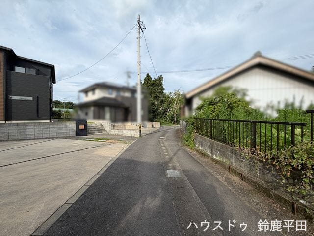 【南側約3.6m前面道路】閑静な住宅街に位置する落ち着いた住環境で車通りが少ないので安全に走行できます。