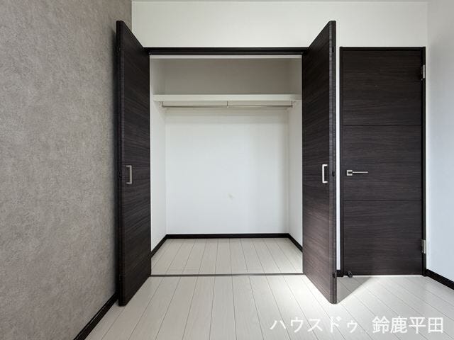 2階南西側約4.5帖洋室内の収納スペースです。ワイドな開口部で大きな荷物の出し入れがスムーズにできます。