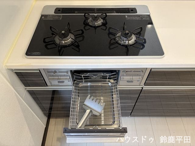 【三口コンロ、グリル】毎日の料理の時短にもなり、はかどりますね。