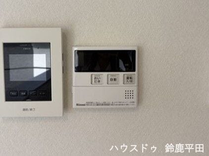 【オートバス給湯リモコン】お湯張りや追い炊き、給湯温度の設定ができるリモコンです。