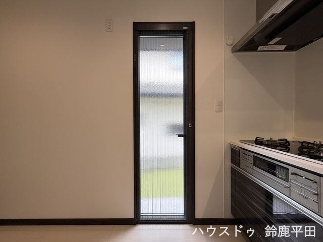 キッチン横に採光、換気に便利な勝手口です。自然光を取り込みながら換気もでき、ゴミ出しや屋外の出入りに便利です。