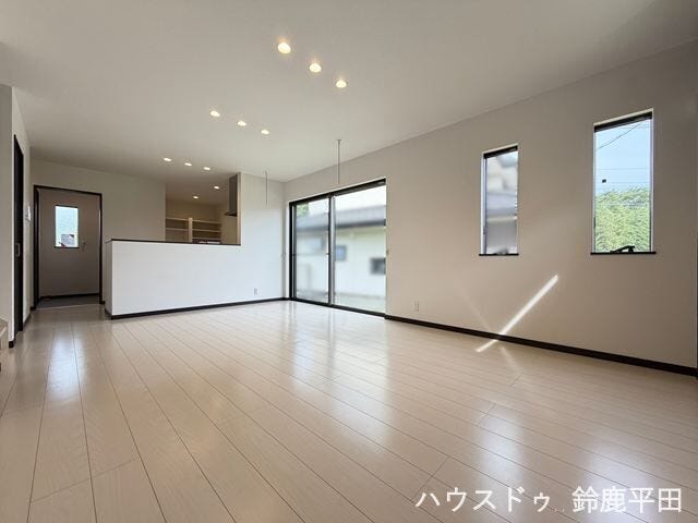3面採光で明るい空間に加え、リビング・ダイニングを自由にレイアウトできる間取りです。