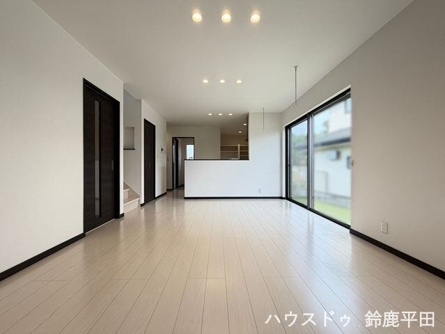 約17帖の広々としたLDKで、ご家族がゆったりとくつろげる開放的な空間です。