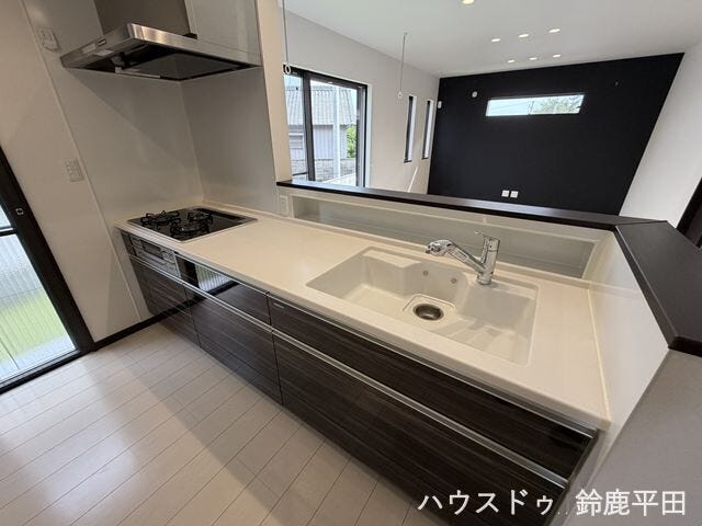 シンプルなデザインが特徴の対面キッチンで、家事をしながらでもお子様の様子をうかがえますね。