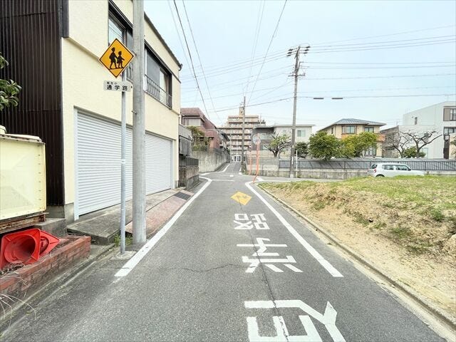 ●幅員約4m前面道路●普通車が1台通れる道幅。大型車の通行が少ないため振動や騒音が抑えられます