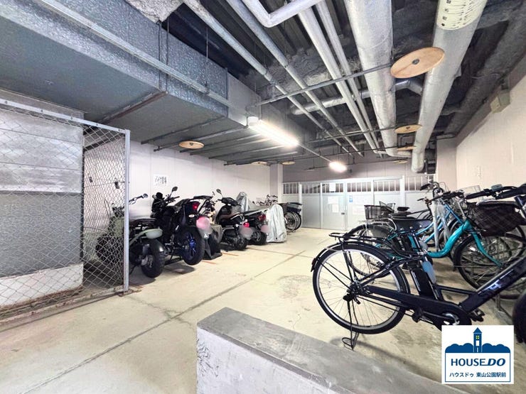 屋内にある駐輪場とバイク置場です。雨風にさらされる心配はありません♪