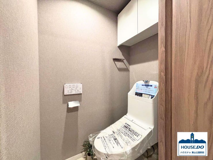 収納に困らない、実用的な棚付きトイレ。トイレットペーパーや、掃除用具、芳香剤などをスッキリ収納でき、見た目も清潔感たっぷり。毎日のトイレ時間が、ちょっとした癒しのひとときに。