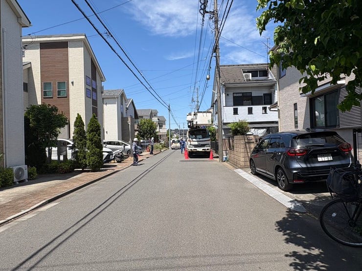 見通しが良く開放感のある前面道路は、車の出し入れもスムーズに行えます。
近隣は落ち着いた住宅街のため、お子様との歩行も安心ですね。ゆとりある道幅が、日々の暮らしに心地よいゆとりを届けてくれそうです。
