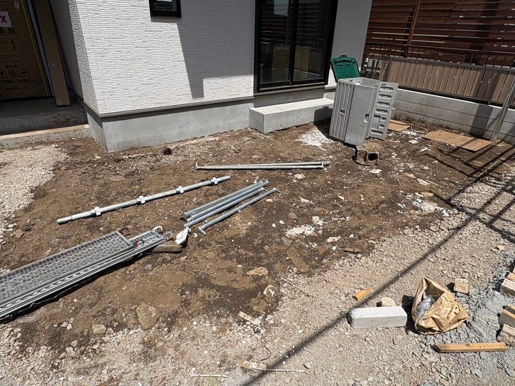 ゆとりあるカースペース。
前面道路との高低差が少なく、お出かけや買い物帰りの荷物の積み下ろしもスムーズに行えます。自転車やベビーカーを置くスペースとしても重宝しそうですね。