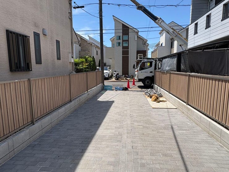 視界が開けた開放感のある前面道路は、見通しが良く車の出し入れもスムーズです。
近隣は落ち着いた住宅街のため、お子様との歩行も安心です。ゆとりある道幅が、日々の暮らしに心のゆとりを届けてくれそうです。
