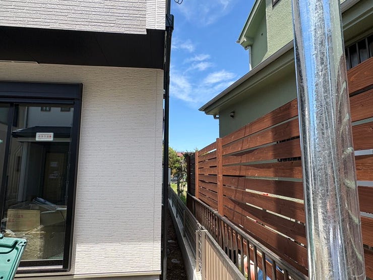 落ち着いた住宅街の雰囲気に馴染む、優しい色合いの外観デザイン。
周囲に高い建物がないため開放感があり、心地よい風が通り抜けそうです。空を近くに感じながら、家族で穏やかな時間を共有できる住まいですね。