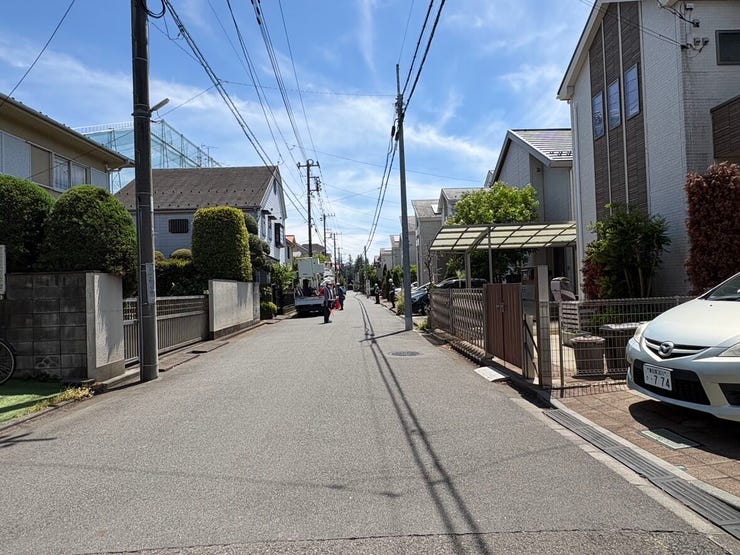 空まで真っ直ぐに続くような、開放感あふれる広々とした前面道路。
視界を遮るものがなく見通しが良いので、小さなお子様とのお出かけも安心です。明るい陽射しが路面に降り注ぎ、毎日を清々しく彩ってくれます。