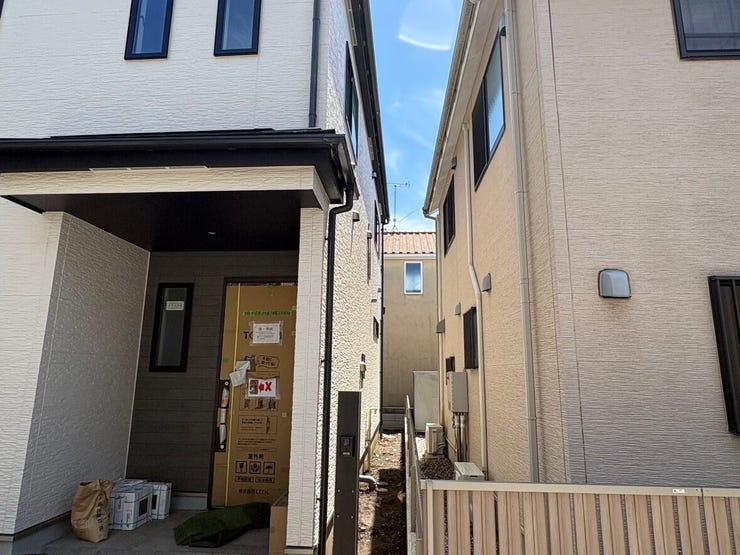 隣地との間隔が保たれた、圧迫感のない開放的な住戸配置。
窓からの日差しが遮られにくいため、室内でも太陽の温もりを存分に感じられます。青空がのぞく健やかな環境で、心穏やかな毎日が過ごせそうですね。