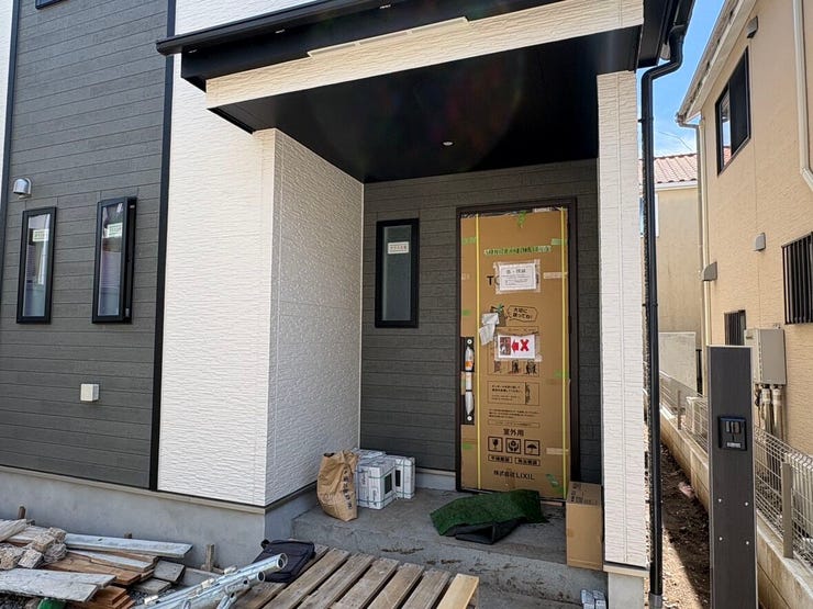 プライバシーに配慮した奥まった玄関は、雨の日のお買い物帰りも落ち着いて鍵を開けられます。外壁の柔らかな白とダークトーンのコントラストが、住まいに洗練された印象をプラス。日々の帰宅が楽しみになりますね。