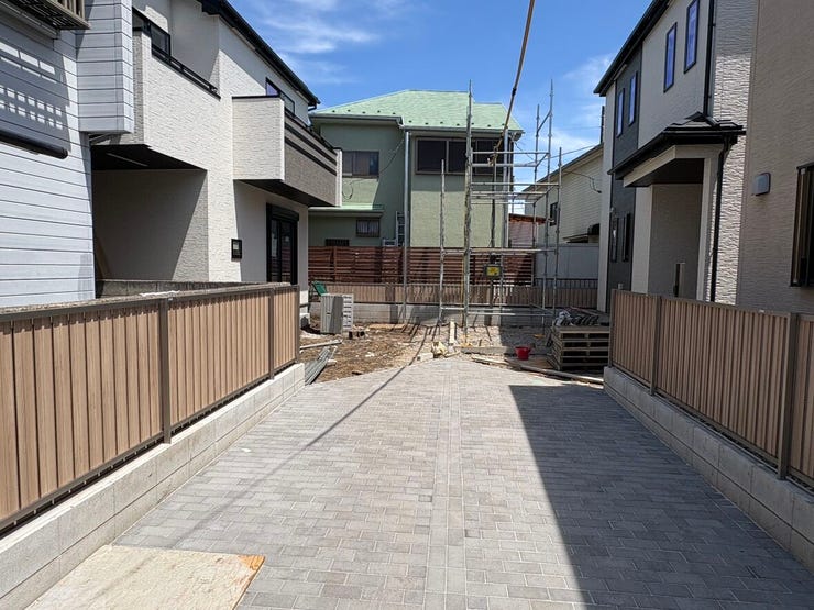 玄関へと続くアプローチには段差がなく、フラットで歩きやすい設計を採用。ベビーカーでの移動や重い荷物を持っての帰宅も、足元を気にせずスムーズに室内へ。毎日の何気ない移動が、ぐっと楽になりそうですね。
