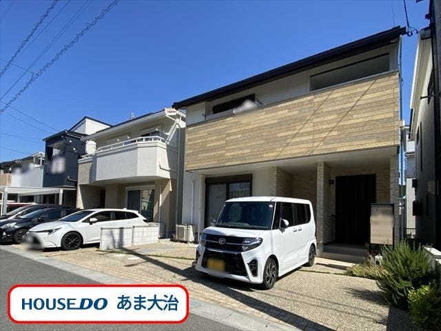 玄関からパントリーを抜けてキッチンへのアクセスも可能。お買い物帰りの収納動線がよく家事効率もあがりそう。2階居室は全部で4部屋。家族それぞれのプライベートタイムも充実しますね。