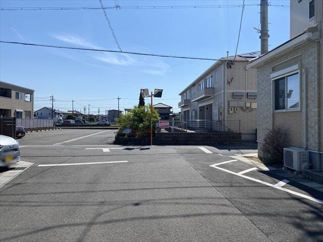 幅員約8mの前面道路です。車がすれ違うのに十分な道幅です。車が2台と通行人も通れる幅となっています。