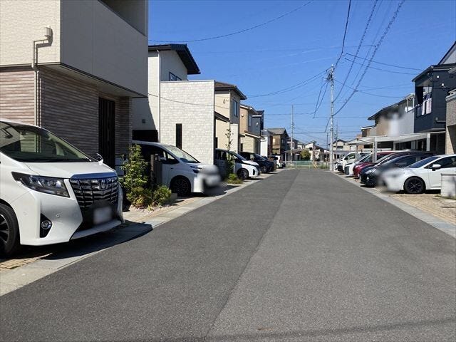 広々としていて、街並みが開放的で圧迫感がありません。配達などの車が停まっていても通行出来る道幅となっています。